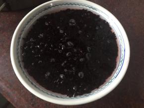 紫糯米洗净后加入清水浸泡一夜