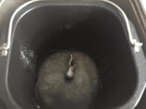 将糖粉、纯净水、盐放入面包桶里