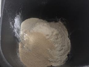 将纯净水、蜂蜜、高筋面粉、酵母粉依次放入面包桶里按和面键