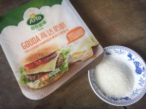 准备好奶酪芝士材料