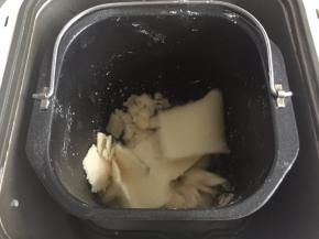 奶酪芝士撕碎和白砂糖一起放入面包桶里搅拌均匀至无颗粒状即可
