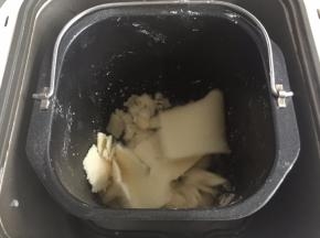 奶酪芝士撕碎和白砂糖一起放入面包桶里搅拌均匀至无颗粒状即可