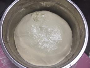 面团和好后放入容器盖上保鲜膜松弛10分钟