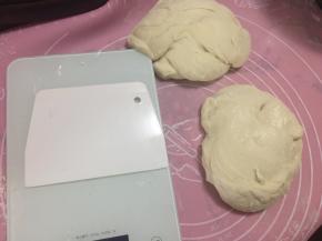 然后将松弛好的面团分成250g的4等份