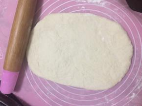 面团擀成20*15cm的椭圆形