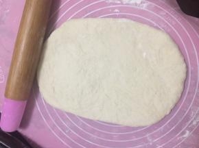 面团擀成20*15cm的椭圆形