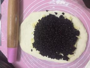 放入紫糯米，面周围保留1cm不要涂抹