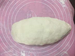 然后用手轻轻压扁