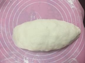 然后用手轻轻压扁