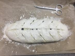 用剪刀剪开（有美工刀片用刀片划更好