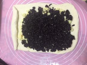 面团由上往下卷起