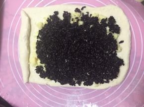 面团由上往下卷起
