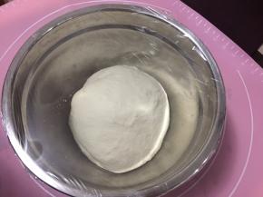 放入容器中盖上保鲜膜醒面1个小时后放入冰箱冷藏24小时