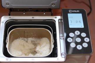 3.启动面包机揉面功能 揉到面团光滑