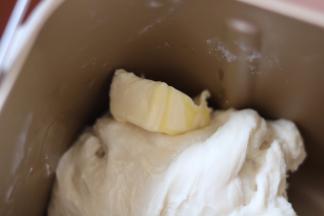 4.加入黄油继续（夏天黄油无需软化，面包机会散热 开着盖子揉面团即可）