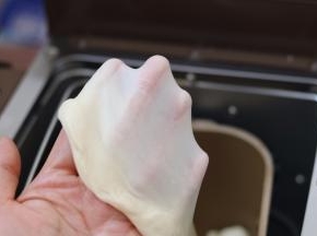 5.揉到完全扩展阶段（面团光滑有延展性，用手撑开会有光滑很透的薄膜，裂口是光滑的）