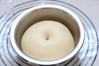 7.发酵至2-2.5倍大即可 手指沾粉，插入面团底部略微回弹，保持一个肚脐状态不变即可