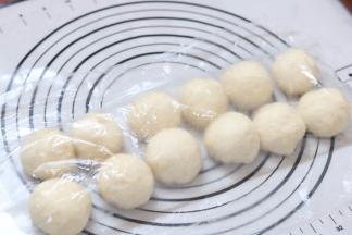 9.分成12等份盖保鲜膜松弛10分钟