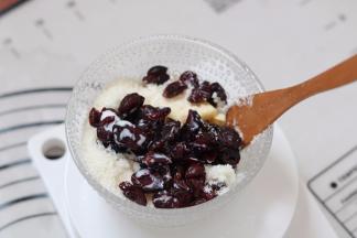 10.这期间我们来准备馅料，黄油是提前软化好的