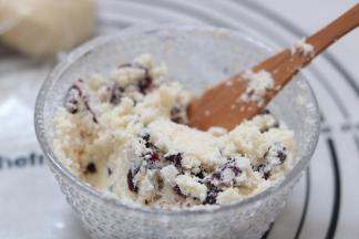 11.将馅料全部放入一个容器中混合均匀备用