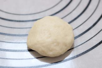 12.取一块面团按压