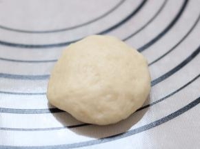 12.取一块面团按压