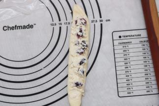 14.左边向右对折，放入馅料