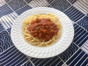 将意面捞出放在盘子上，肉酱倒在意面上即可食用