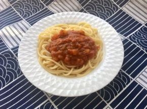 将意面捞出放在盘子上，肉酱倒在意面上即可食用