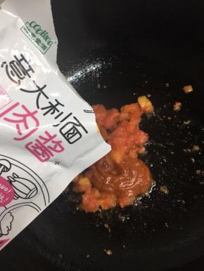 炒至番茄出汁浓稠，加入意大利面肉酱，翻炒均匀