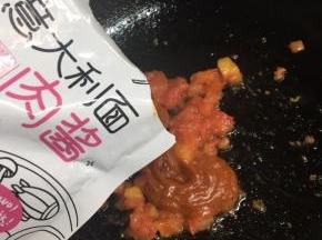 炒至番茄出汁浓稠，加入意大利面肉酱，翻炒均匀