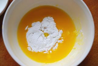 黄油，隔水融化，加入糖粉