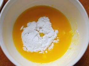 黄油，隔水融化，加入糖粉