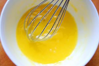 搅打均匀，使黄油与糖和盐充分融合，一直要搅打到比较粘稠，搅拌有明显阻力的感觉才行