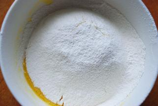 玉米淀粉与低筋面粉混合后过筛