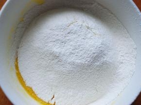 玉米淀粉与低筋面粉混合后过筛