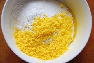 将熟蛋黄蓉倒入料理碗中