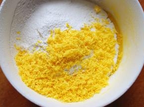 将熟蛋黄蓉倒入料理碗中
