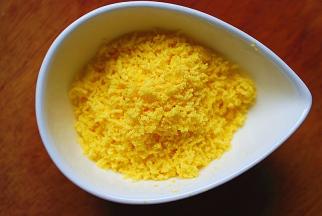 借助汤匙按压，将熟蛋黄过筛，得到细腻的熟蛋黄蓉