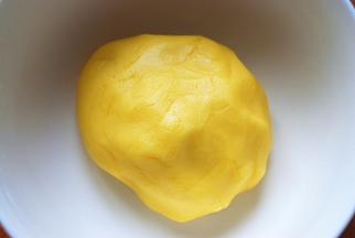 揉成光滑面团，用保鲜膜包好，放冰箱保鲜层松弛20分钟