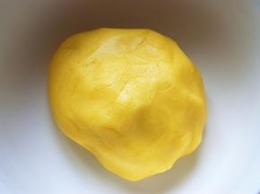 揉成光滑面团，用保鲜膜包好，放冰箱保鲜层松弛20分钟