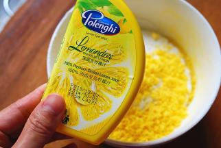 滴入几滴柠檬汁