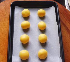 将面团揉成大小均匀的小圆球，约14g/个