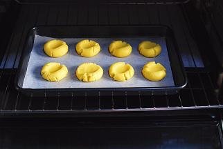 送入预热好的烤箱，中层，170度，20分钟，上下火，烤至边缘微黄即可