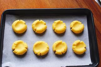 用大拇指按压出花纹