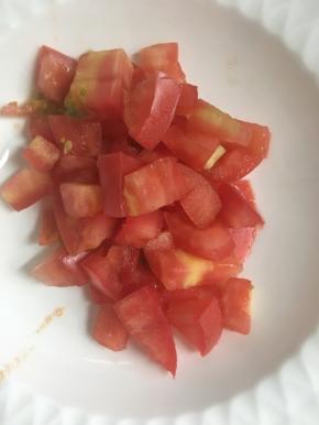 意面下锅煮15分钟左右，番茄切丁