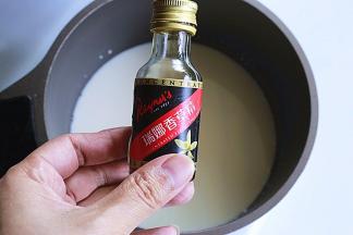 牛奶倒入小锅中，加入香草精，加热煮至边滚，关火，加盖焖，一旁冷却