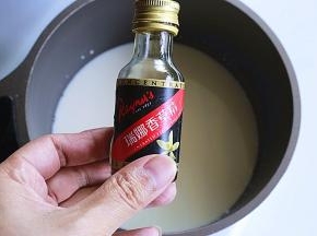 牛奶倒入小锅中，加入香草精，加热煮至边滚，关火，加盖焖，一旁冷却