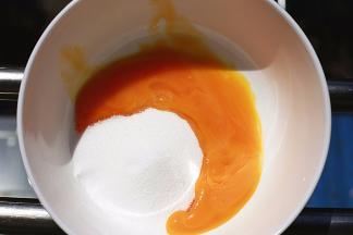 蛋黄中加入33g细砂糖，倒入碗中
