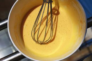 用手动蛋抽搅打至颜色变浅发白